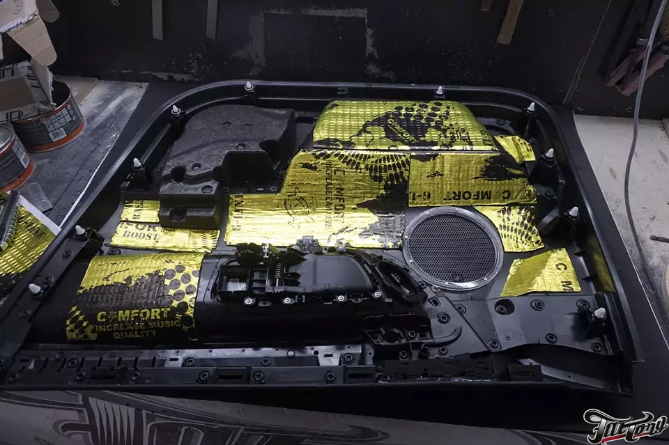 Land Rover Discovery Sport. Комплексная шумоизоляция салона и замена акустической системы, с изготовлением короба стелс под сабвуфер.